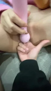 掰开那两瓣粉嫩嫩的阴唇插入进去
