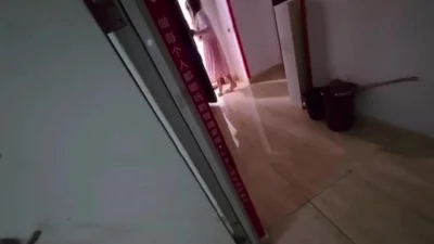 胆子太大了！老公还在家里就敢把少妇约出来，还骗老公出去取快递