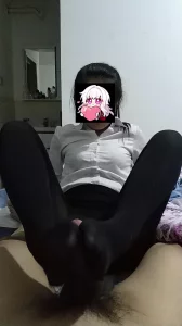 骚比眼镜妹黑裤袜足交
