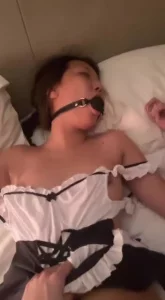 嘴里塞着球塞被绑住，骑在我鸡巴上疯狂猛坐。