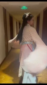 少妇背着丈夫穿着汉服来偷吃